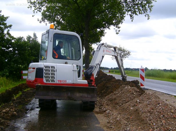 екскаватор TB135